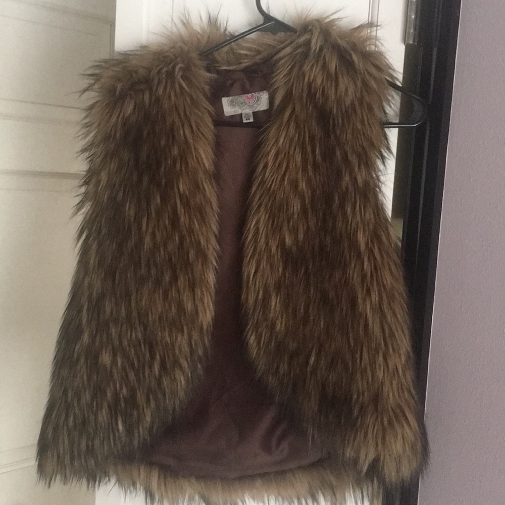 ecoté faux fur vest. Brown/ black.